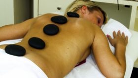 Operatore olistico in tecniche del massaggio di benessere naturale